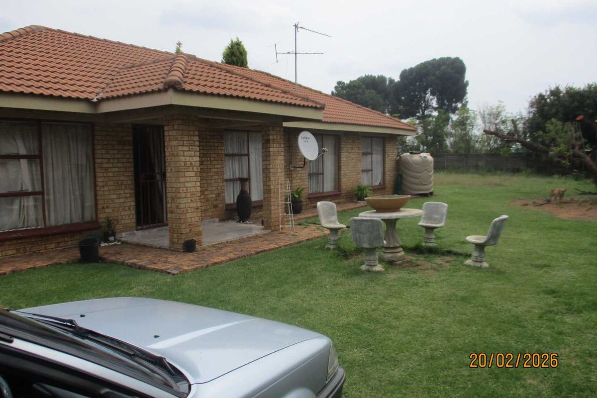 STUNNING FACE BRICK HOUSE IN RIVERSDALE - Photo 4