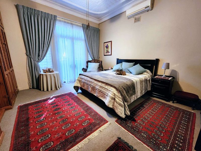 Charming Riviera Classic with Large Established Garden - Photo 10