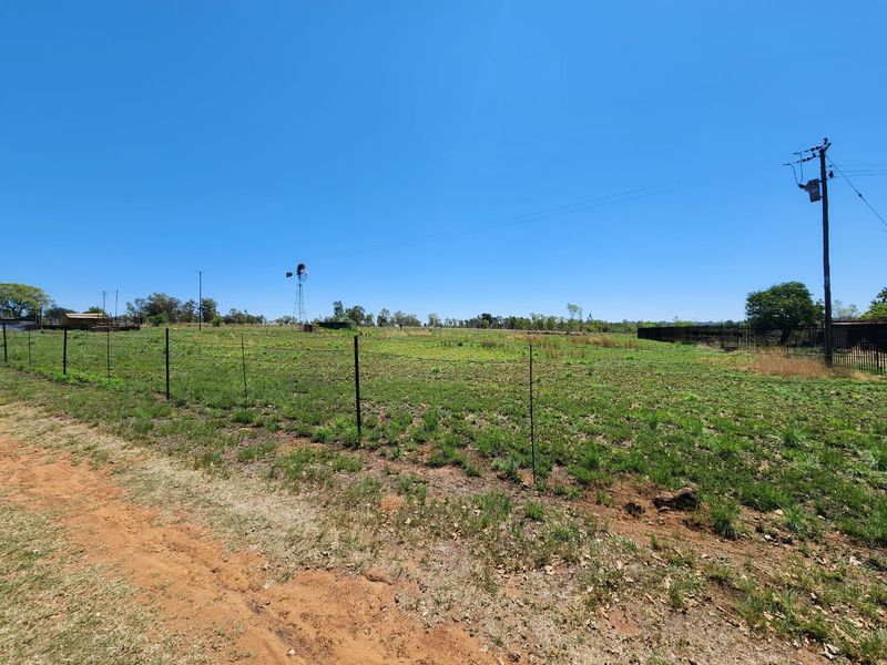 7 Bedroom Farm Next to Main Road in Haakdoornboom - Photo 9