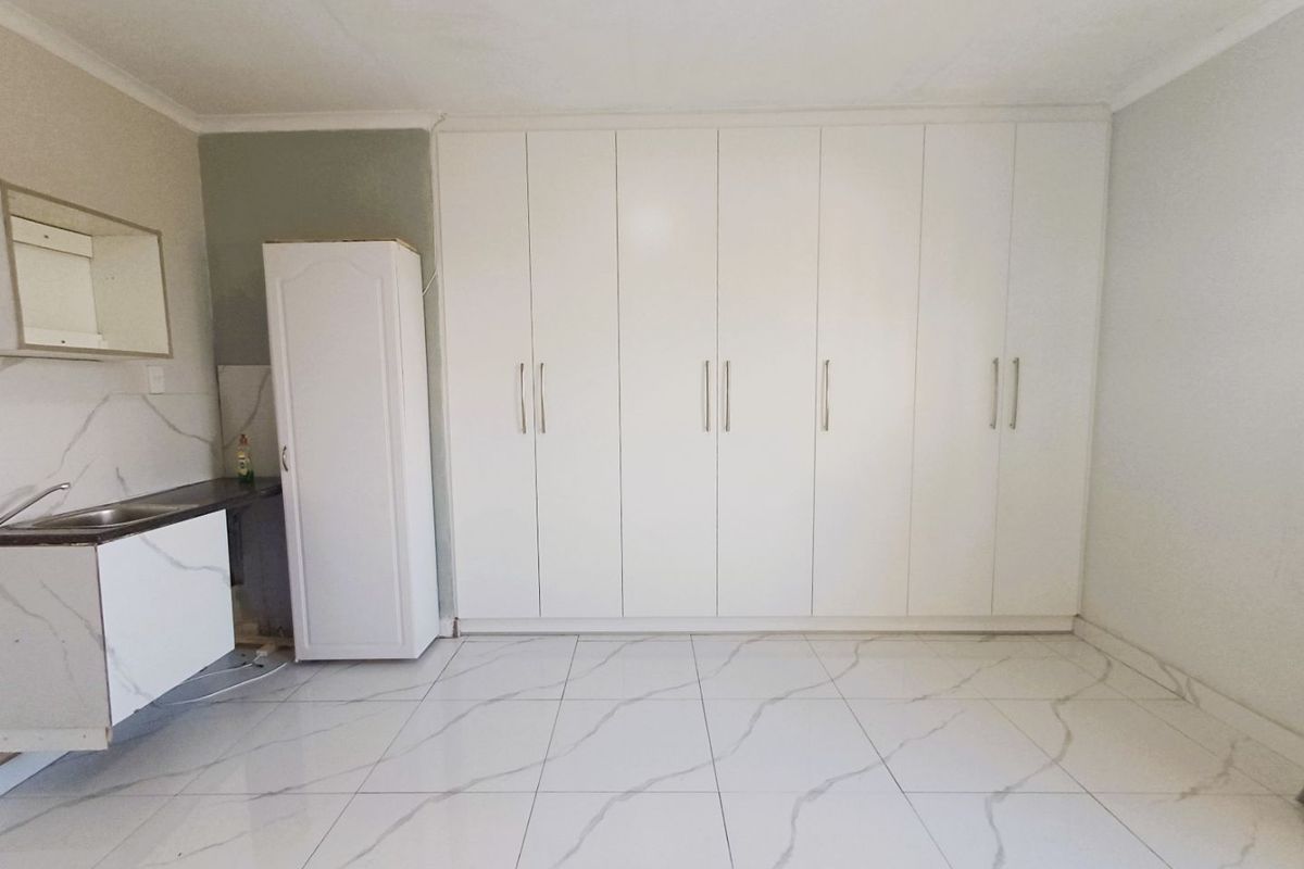FOR RENT  | Kloof / Wybank  |  Bachelor Apartment - Photo 4