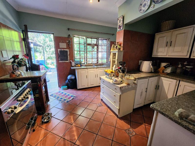 Charming Riviera Classic with Large Established Garden - Photo 4