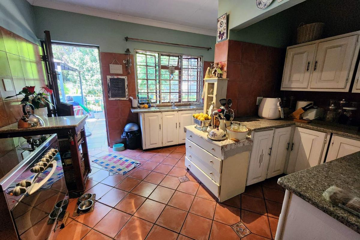 Charming Riviera Classic with Large Established Garden - Photo 4