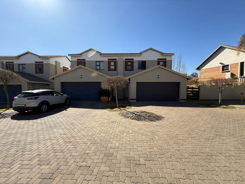 Exquisite Residence with Majestic Landscaped Garden and Exceptional Entertaining Spaces - Photo 3