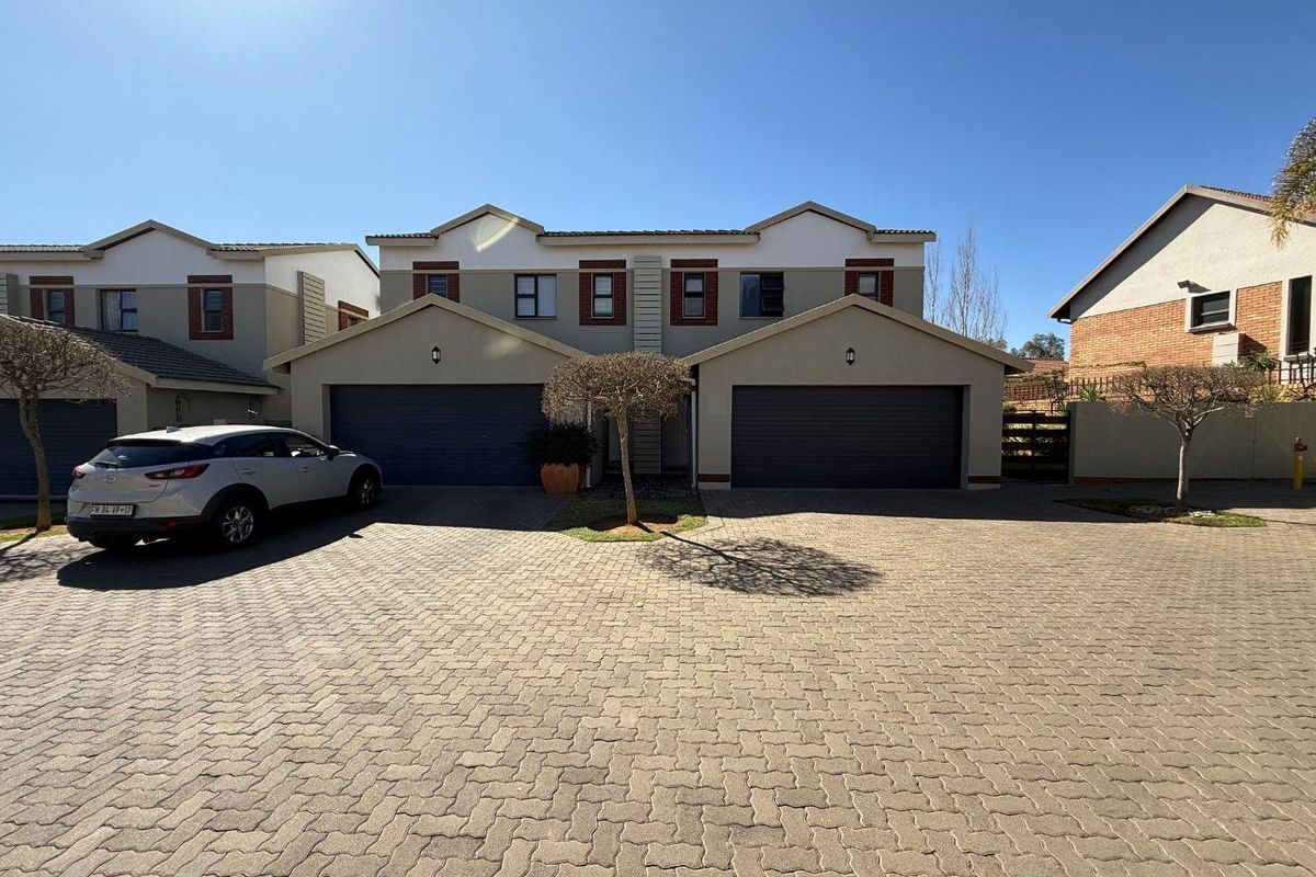 Exquisite Residence with Majestic Landscaped Garden and Exceptional Entertaining Spaces - Photo 3