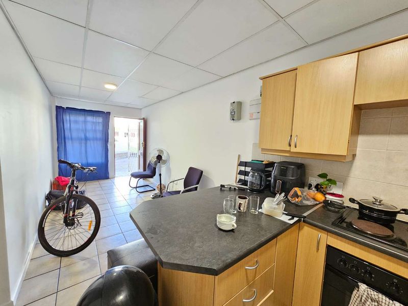 Lovely 1 Bed 1 Bath Apartment with open plan living area with kitchenette - Photo 8