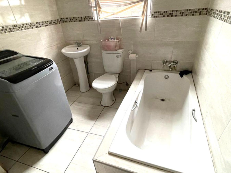 Neat and spacious family home situated in Dixon - Photo 9
