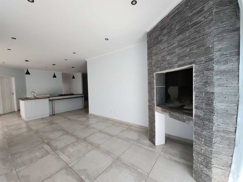 Rock face bricks with white aluminum windows. equals maintenance free. - Photo 9