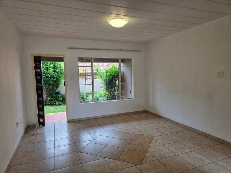 PET FRIENDLY GROUND FLOOR APARTMENT - Photo 8