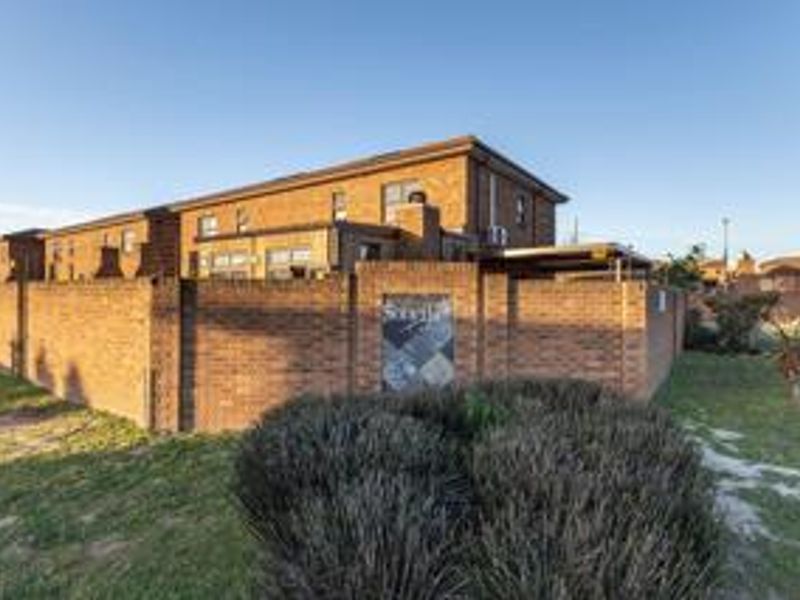 Beautiful low-maintenance 3-bedroom facebrick duplex - Photo 4