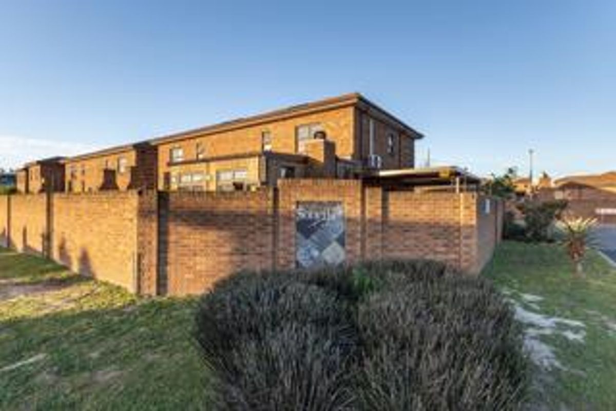 Beautiful low-maintenance 3-bedroom facebrick duplex - Photo 4