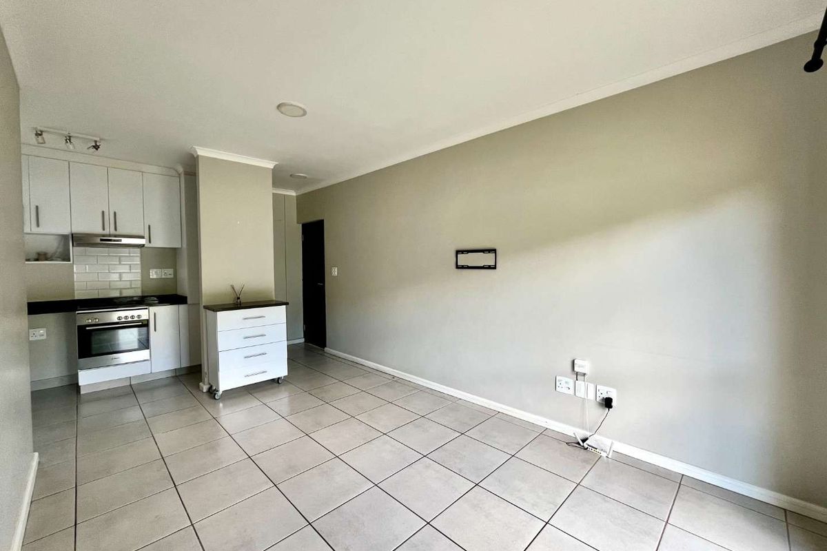 Stylish 1-Bed Garden Apartment in Sought-After The Woods Estate - Photo 5