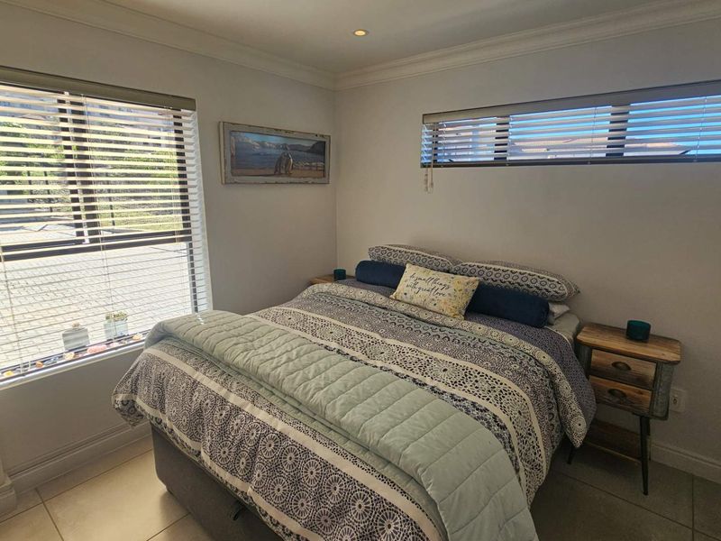 Spacious 2-bedroom haven: Perfect for retirees & holidaymakers - Photo 9