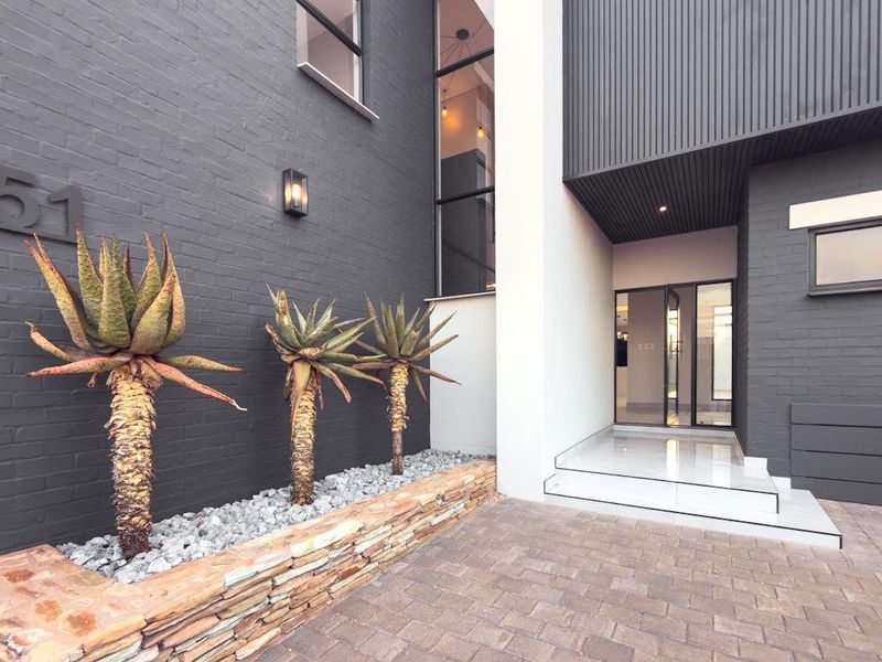 Luxury Indoor-Outdoor Living Designed for Entertaining whole family - Photo 4