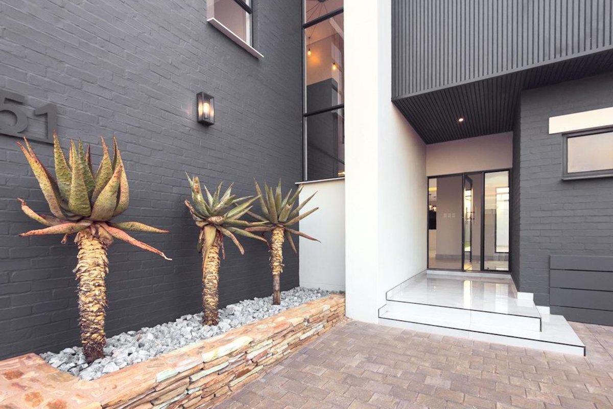 Luxury Indoor-Outdoor Living Designed for Entertaining whole family - Photo 4