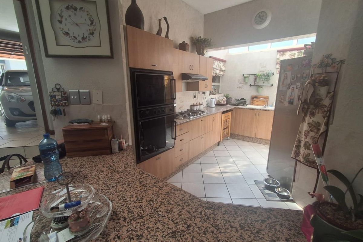 PET FRIENDLY DUPLEX IN BASSONIA - Photo 4