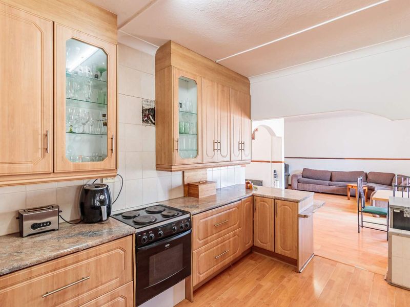 SPACIOUS FAMILY HOME WITH EXTRA ACCOMMODATION - Photo 9