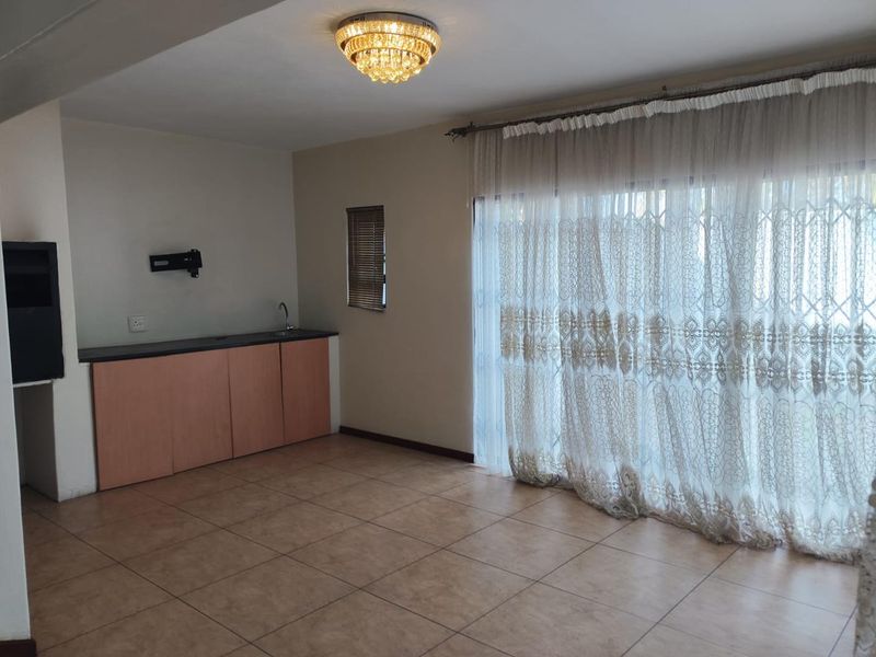 4 or 5 bedroom Double storey, with solar panels! 4 units in this cluster complex! - Photo 8