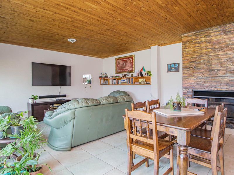 Charming Family Home with Fireplace & Spacious Garden! - Photo 7