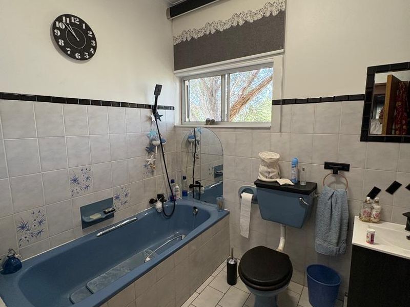 Large Plot - 3 Bedroom House - Plus Flat - Space - Garden & Pool - Photo 6