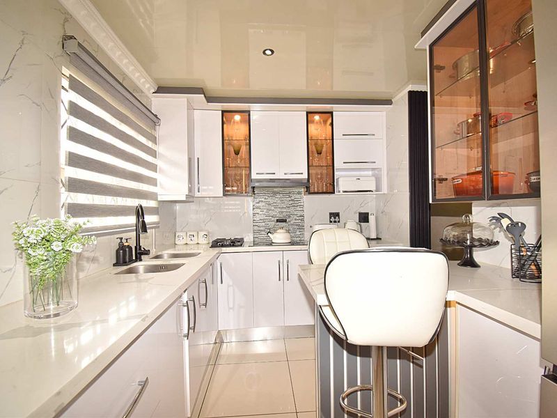 Modern 3 Bedroom, 2 Bathroom Home in Dawn Park - Photo 7