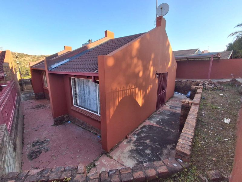 Three bedrooms house for sale in Atteridgeville - Photo 2