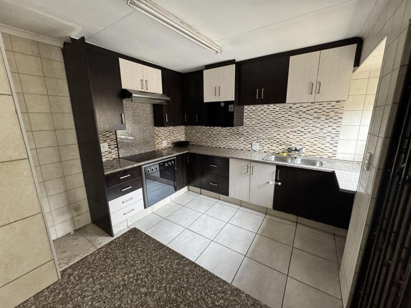 Elegant 4 Bedroom Family Home with Exceptional Entertainment Areas in Rooihuiskraal - Photo 6