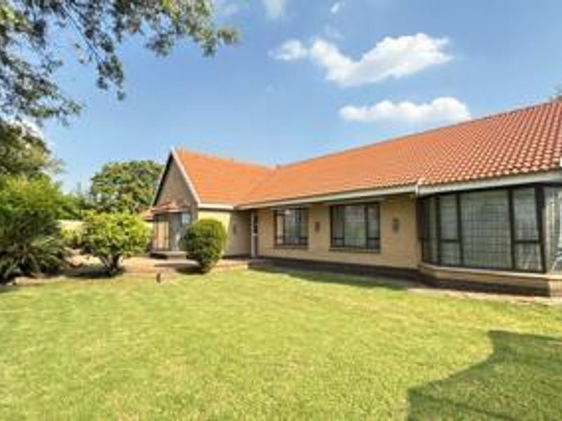 Spacious 4-Bed, 2-bath Family Home on a Massive Stand - Photo 8