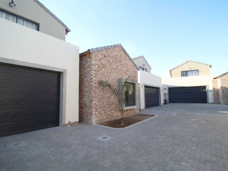 Townhouse to let in new complex in Swakopmund - Photo 1