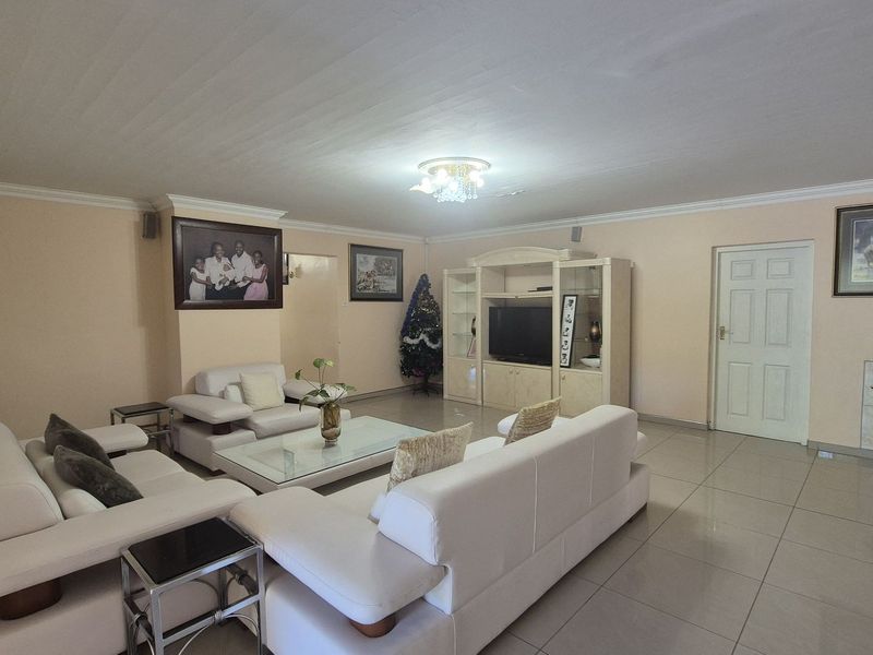 SPACIOUS AND LUXURIOUS FAMILY HOME, MERRIVALE, HOWICK - Photo 7