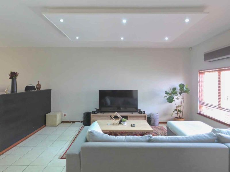 Spacious. Perfectly Located 3 Bedroom Sandton Townhouse With Lovely Private Garden - Photo 9