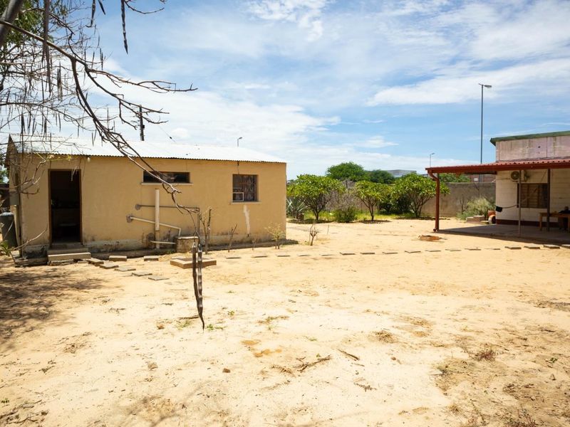 House or business property - Photo 4