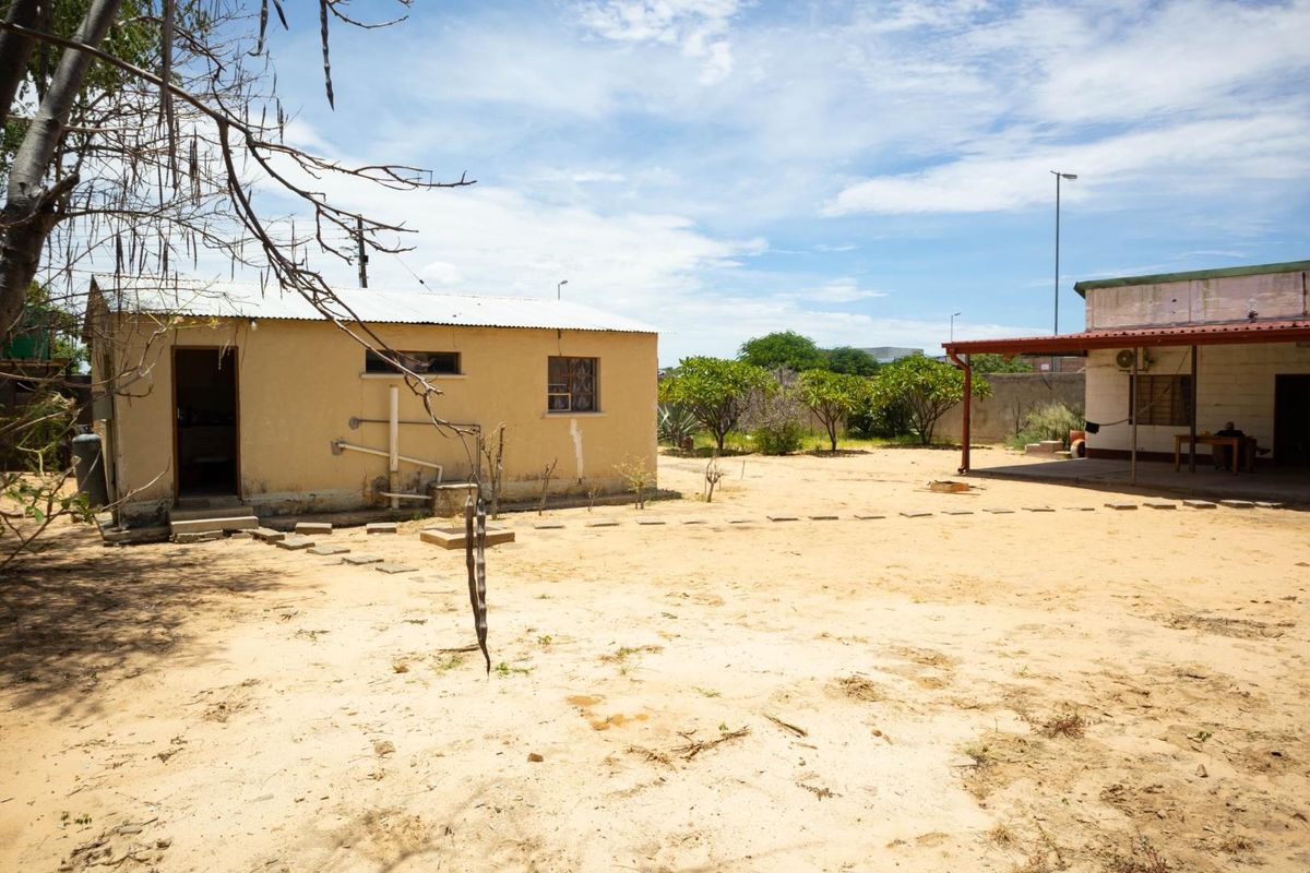 House or business property - Photo 4