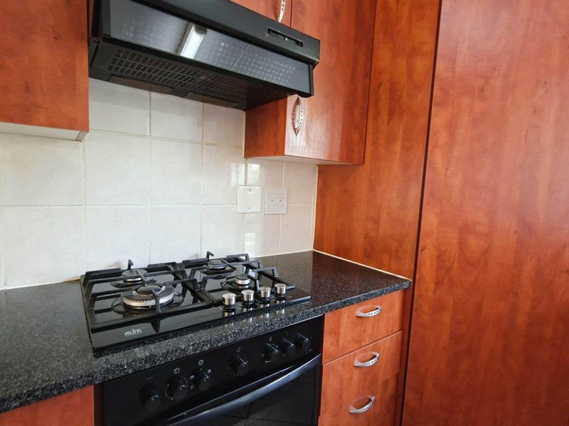 Lovely 2 bedroom, 2 bathroom, middle floor apartment available in Sunninghill - Photo 5