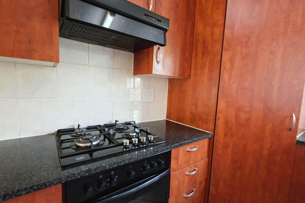 Lovely 2 bedroom, 2 bathroom, middle floor apartment available in Sunninghill - Photo 5