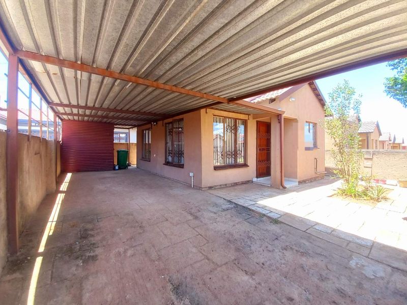 Two Bedrooms house for sale in Soshanguve VV - Photo 2