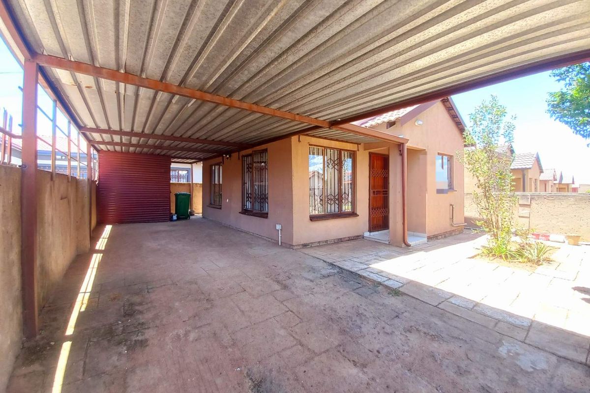 Two Bedrooms house for sale in Soshanguve VV - Photo 2