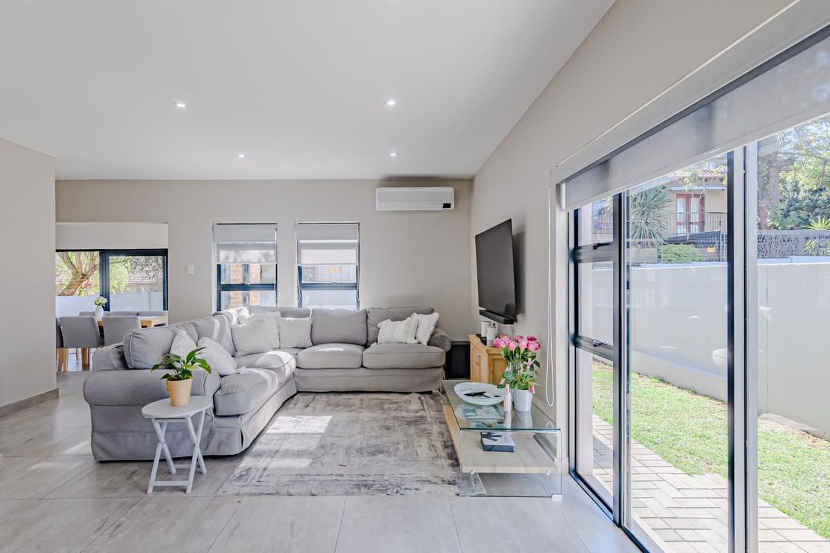 MODERN WITH ALL THE BELLS AND WHISTLES! - Photo 4