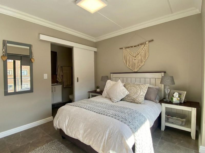 2 Bedroom, Off Street, Quiet Apartment - Photo 8