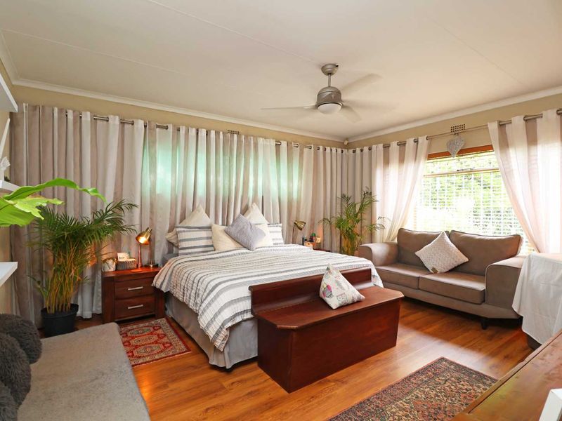 Elegant, Energy-Smart Family Home with 2 backup water tanks - Photo 3