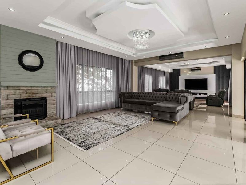 Splendid 5 Bedroom House for Sale in Cedar Creek - Photo 3