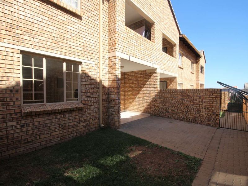 Charming Garden: 2-Bed Ground-Floor Apartment Awaits! - Photo 8