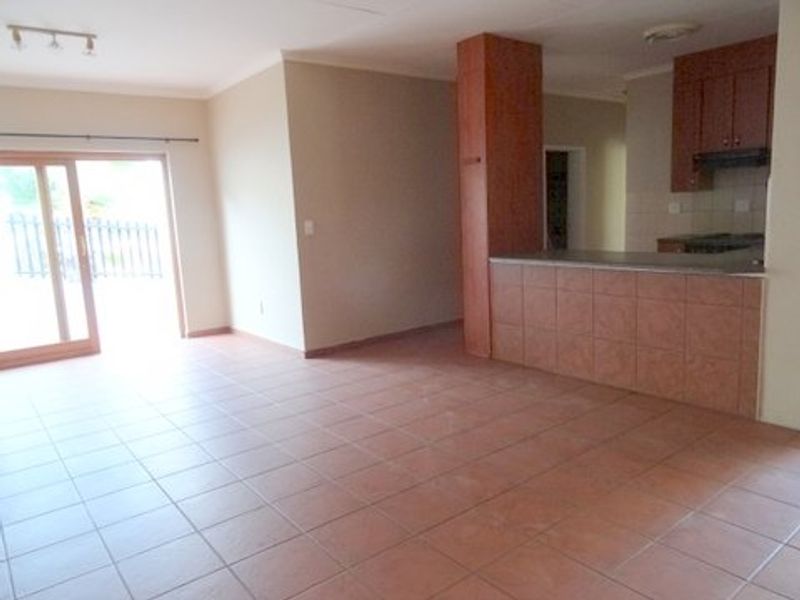 North facing corner unit, all on one level with spacious garden - Photo 2