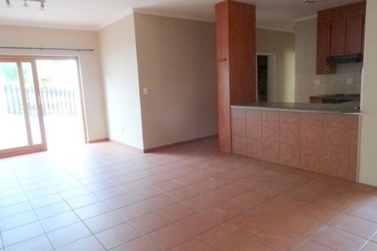 North facing corner unit, all on one level with spacious garden - Photo 2