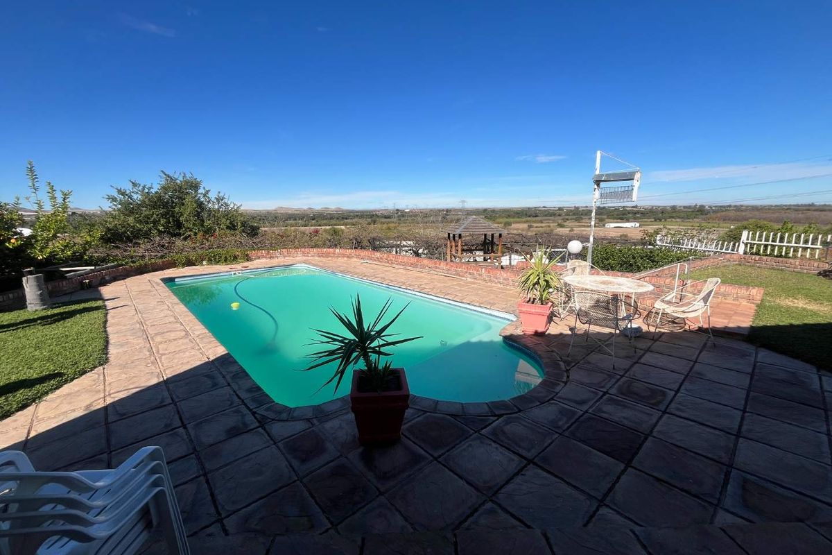 Stunning Family Home with Spectacular Views in Keidebees - Photo 2