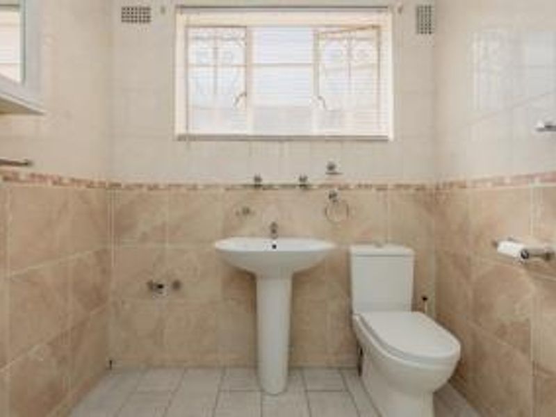 Comfortable Ground-Floor Living with Bright Sunroom - Photo 9