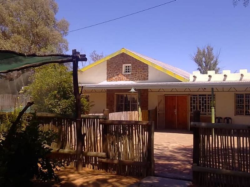 Three-bedroom house with 4 Very Spacious Flatlets for sale in Omaruru! - Photo 2