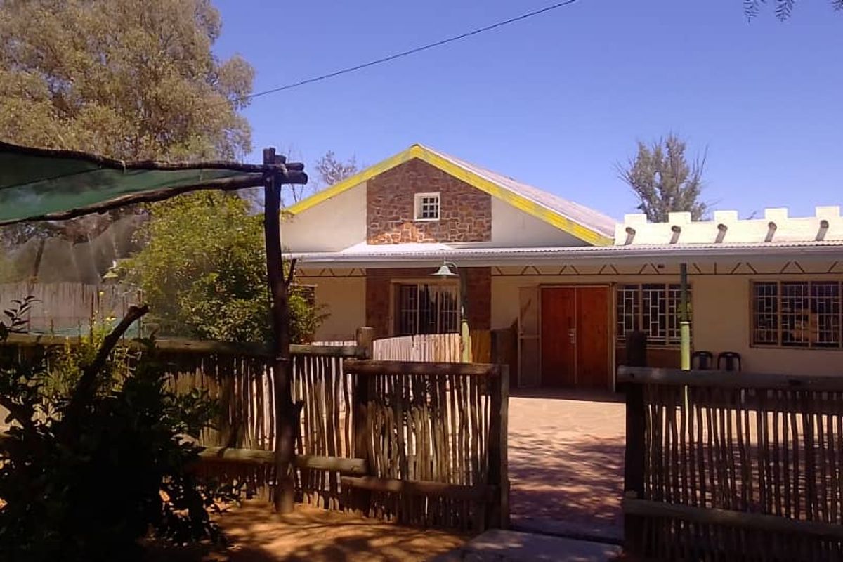 Three-bedroom house with 4 Very Spacious Flatlets for sale in Omaruru! - Photo 2