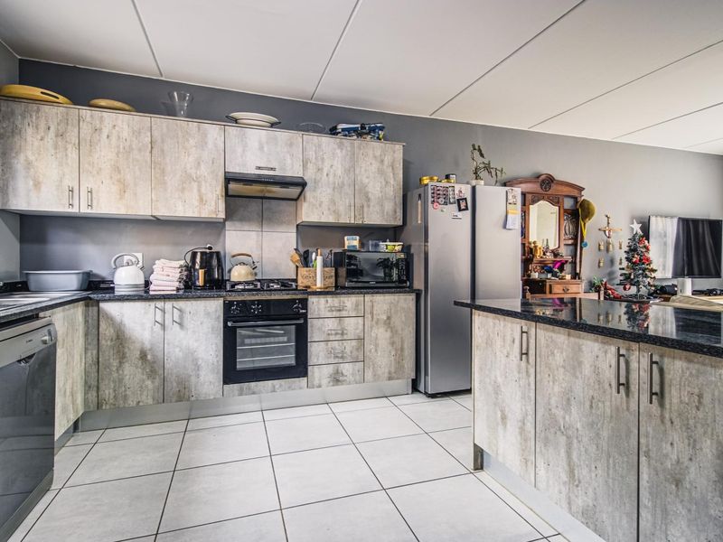 This one is a must view!! Need a lock up and go?? - Photo 9