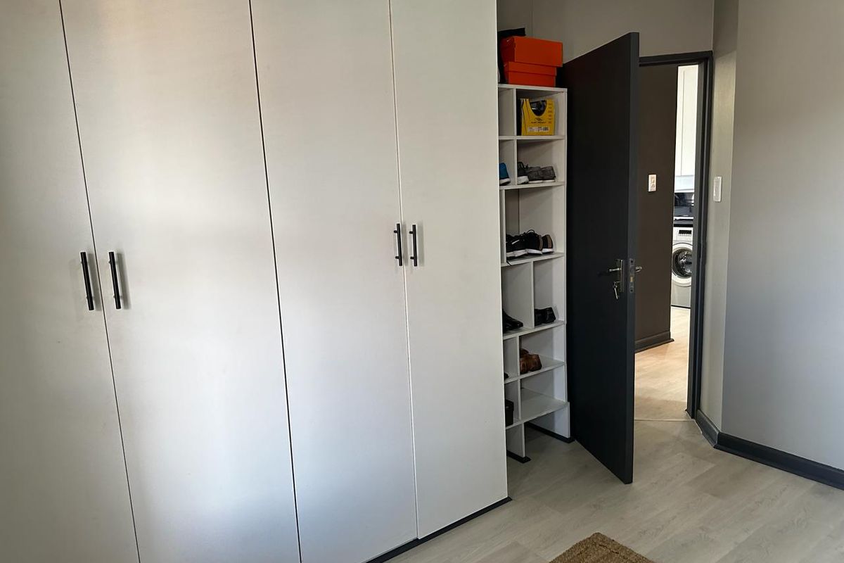 STUNNING NEWLY RENOVATED APARTMENT CORNER UNIT - Photo 2