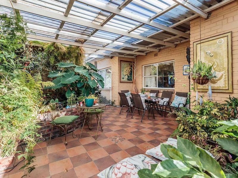 Stunning 3 bed 2 bath home for sale - Photo 8